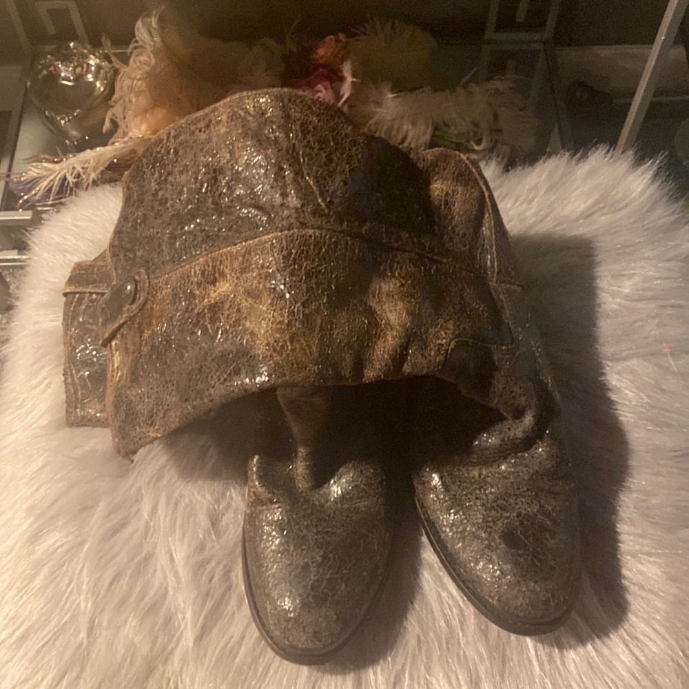 Distressed mid calf Frye boots 😍